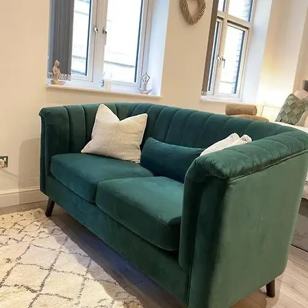 Brand New - Centre *