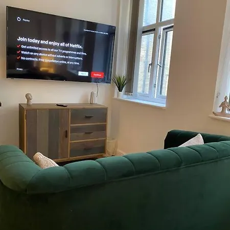 Brand New - Centre *