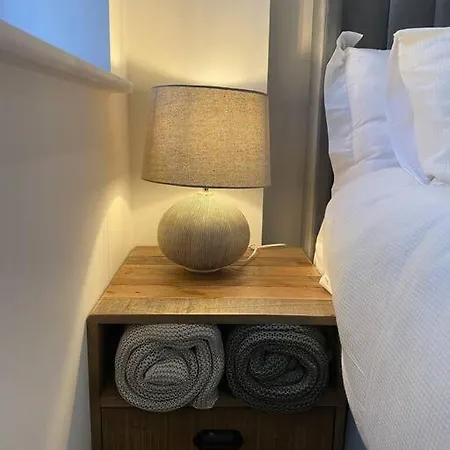 Brand New - Centre *