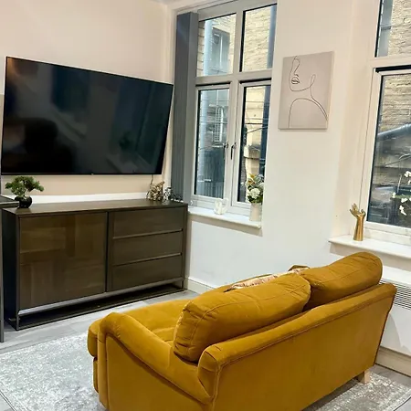 Brand New - Centre *