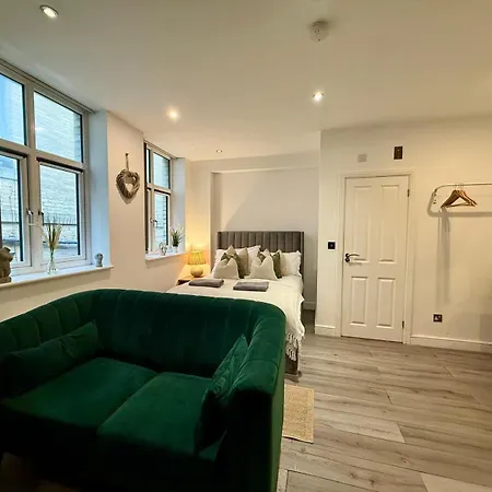 Brand New - Centre *