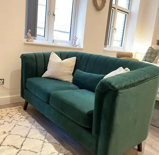 Brand New - Centre *