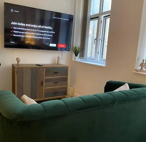 Brand New - Centre *