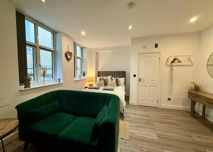 Brand New - Centre *